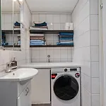 Bright 3-bedroom Near Center *