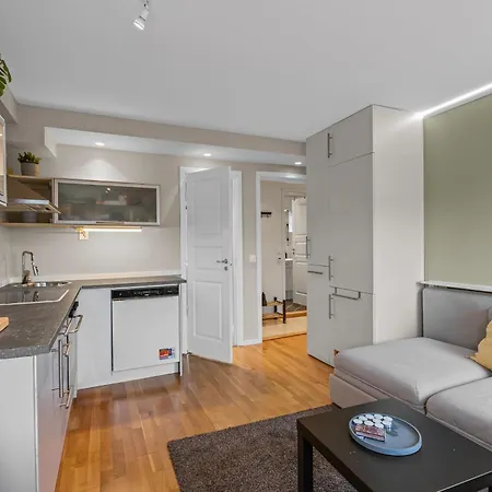 Bright 3-bedroom Near Center *