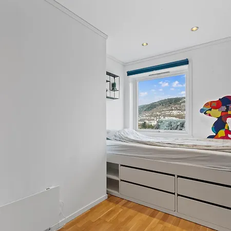 Bright 3-bedroom Near Center