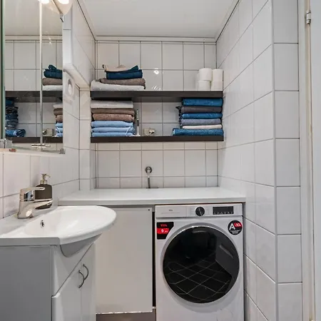 Bright 3-bedroom Near Center *