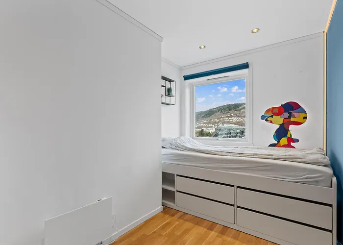 Bright 3-bedroom Near Center