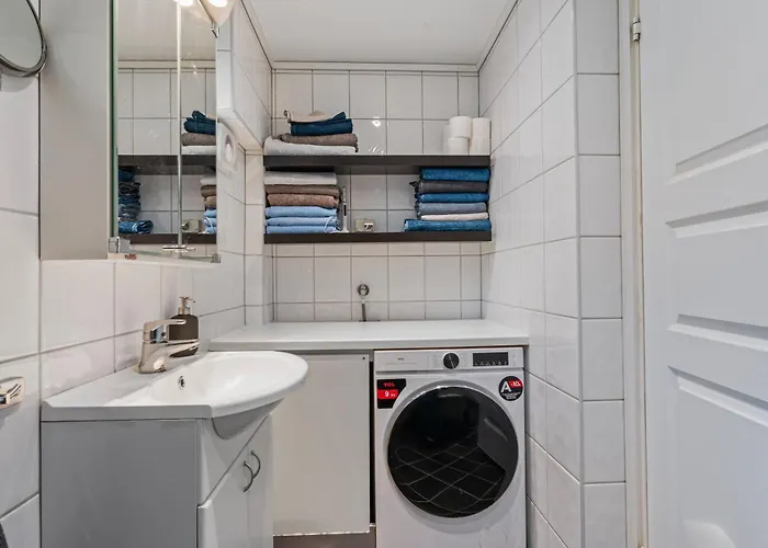 Bright 3-bedroom Near Center *