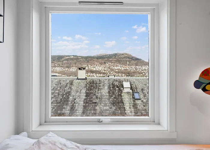 Bright 3-bedroom Near Center